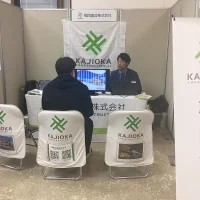 企業説明する男性