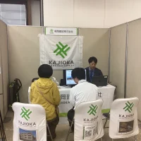 企業説明する男性