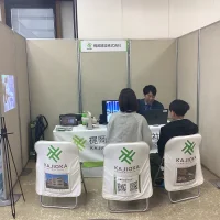 企業説明する男性