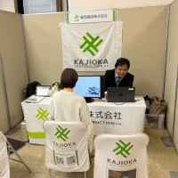 企業説明する男性